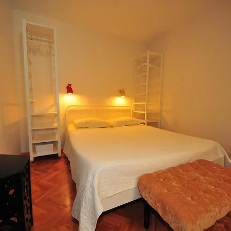 Apartments And Rooms By The Sea Banjol, Rab - 5077 Guest house