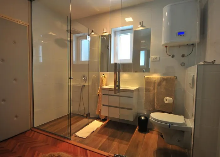 Apartments And Rooms By The Sea Banjol, Rab - 5077 Gasthof 3*